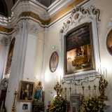 Tutto normale, se non fosse che la tela si solleva elettricamente rivelando una statuetta ottocentesca nascosta in una nicchia: quella del �Bambino Ges� di Praga�